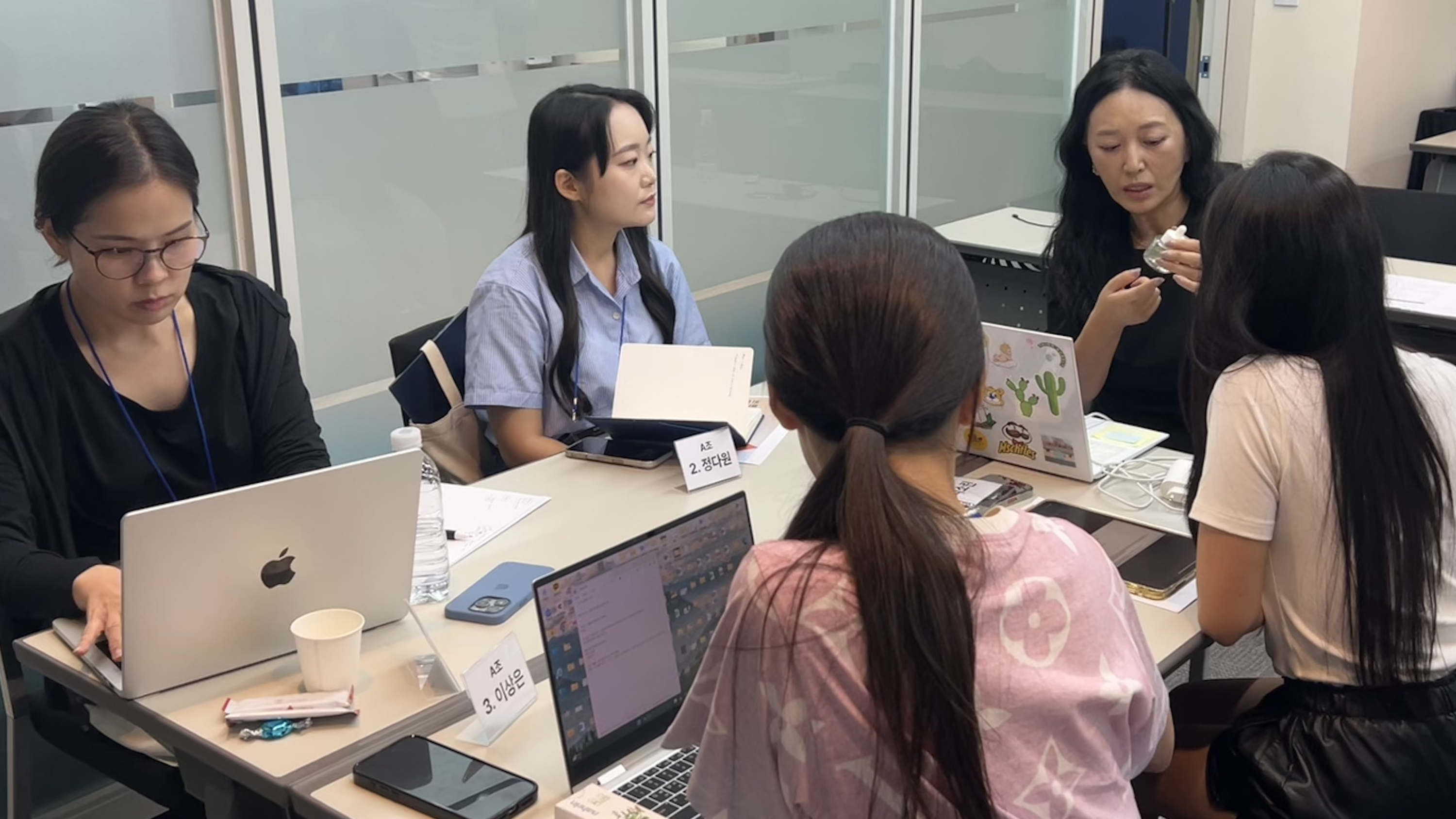 K뷰티 브랜드 원데이 워크숍 강의 진행 장면