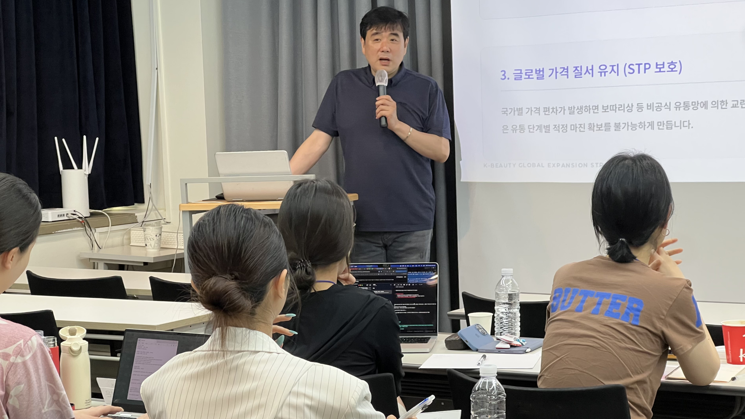 K뷰티 브랜드 원데이 워크숍 강의 진행 장면