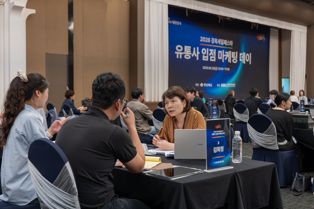 채널별 상담 테이블이 가득 찬 상담장