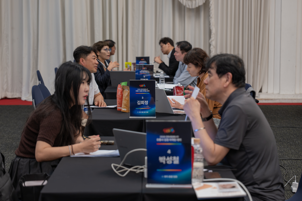 상담을 마치고 명함을 건네는 전문가와 기업 담당자